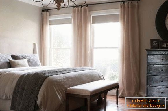 Дизайн на завеси за спалнята - снимка в пастелни цветове