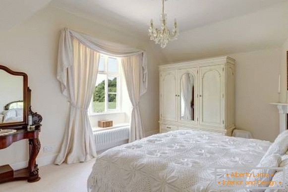 Модерни завеси в спалнята - снимка в бяло
