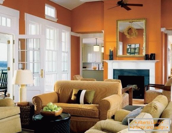 Оранжеви стени в хола