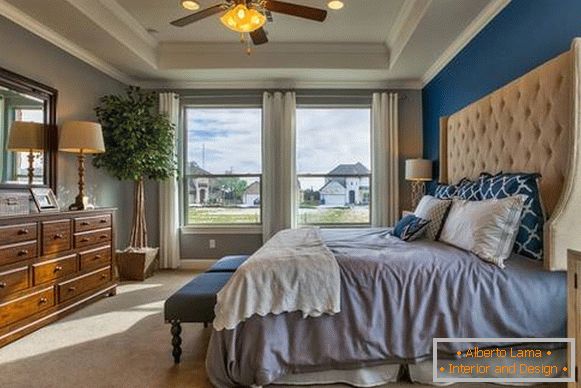 Интериорът на спалнята в модерен стил в бежов и син цвят