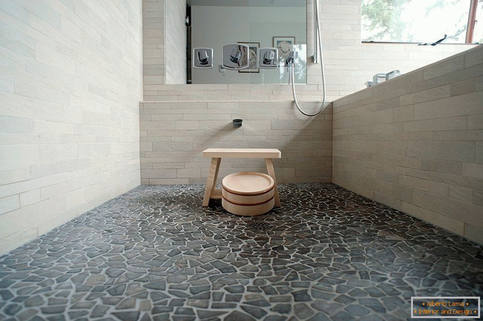 Подът в банята е изработен от естествен камък