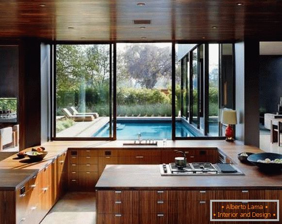 Кухненски интериор с прозорец над работния плот в частна къща