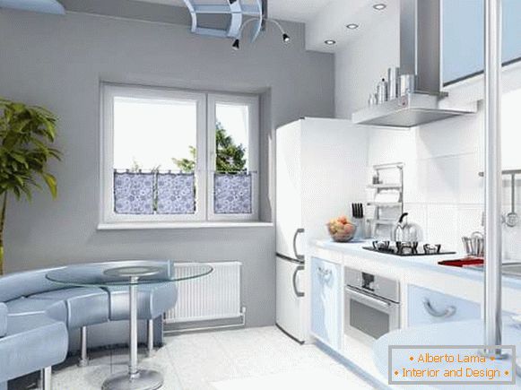 Интериор на малка кухня в частна къща - дизайн в бели и сини тонове