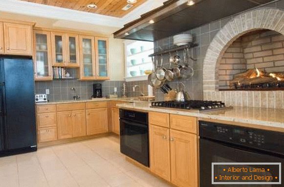 Кухненски дизайн в частна къща с вградена печка