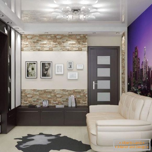 Дизайнът на залата в апартамента със стена хартия на стената