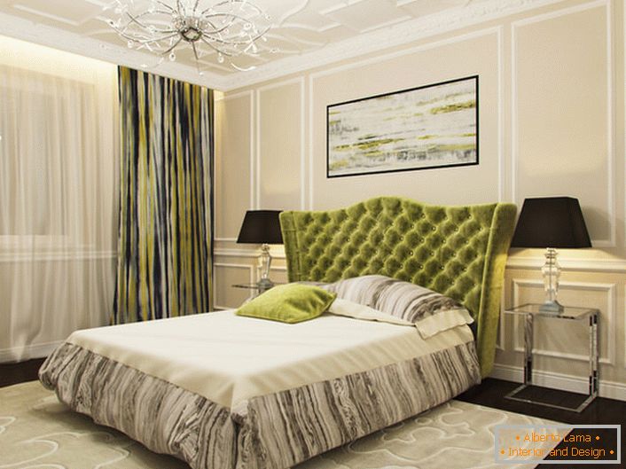 Спалня с малки размери също може да бъде украсена в арт деко стил. Моделиране на използваното таванно формоване. Външният вид е привлечен от контраста на тъмната маслина и бежовото.