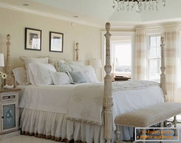 Спалнята в стила на шибания шик с голямо легло с колони