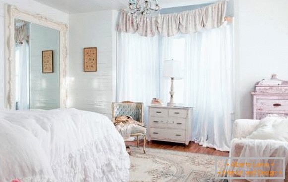 Мебели и декор в стила на Cheby Chic в интериора на спалнята