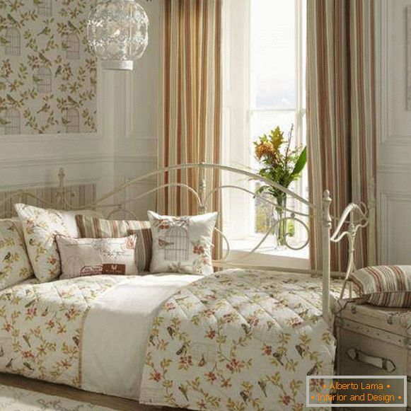 Стилен дизайн на спалнята е елегантен шик с диван от ковано желязо