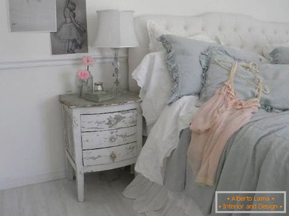 Спалня в стила на Cheby Chic в сиво, розово и бяло