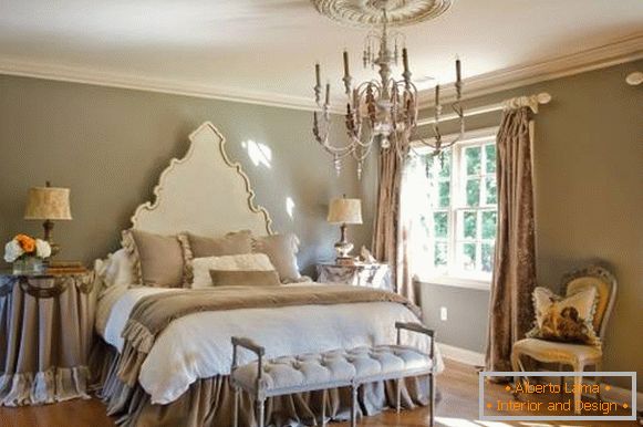 Комбинацията от класически стил и елегантен шик в спалнята