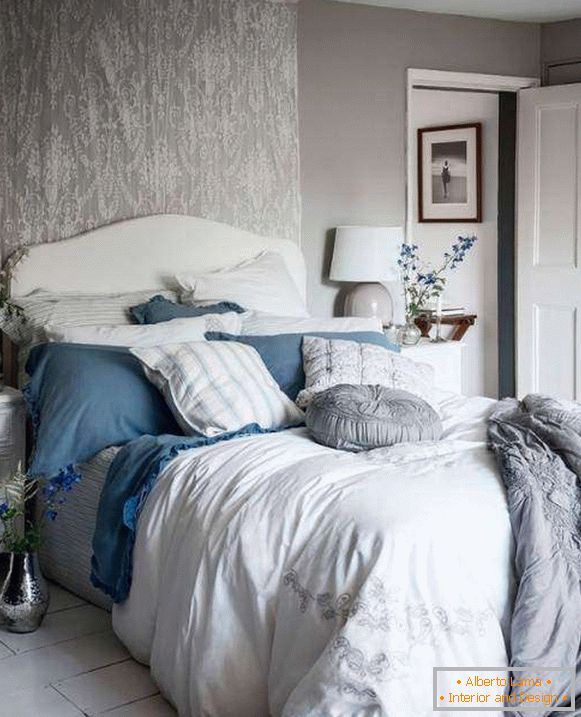 Shebbie шик спалня със сиви стени, бял и син декор