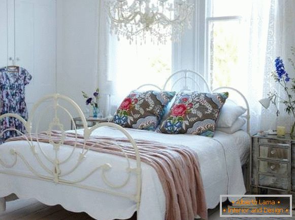 Модели на цветя в дизайна на спалнята в стила на Chebbi + Provence