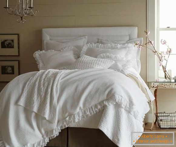Спалня Cheby Chic в бели и бежови цветове