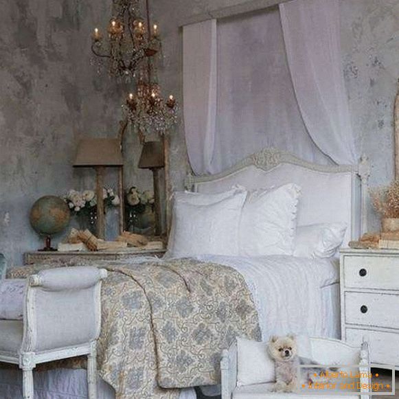 Спалнята с шибан цвят - снимка в сиви тонове