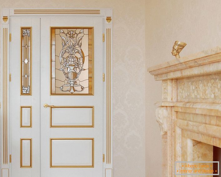 Дизайнът на вратите в стил Арт Нуво е умерено въздържан и изискан. Белият цвят на платното хармонично се съчетава със златните декоративни детайли.