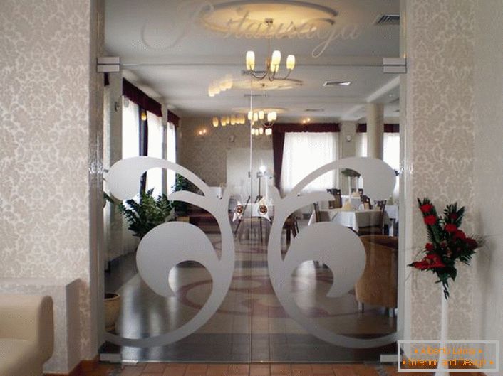 Стъклените врати в стил Арт Нуво са украсени със сребристо симетрично орнаментирано оформление. Оригинален детайл за модерен интериор. 