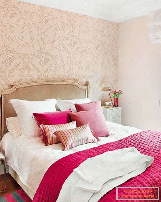 Комбинация от ярко розово и шампанско в дизайна на леглото