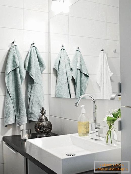 Черно-бял контраст в дизайна на банята