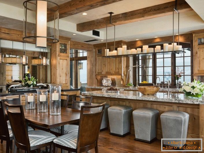 В кухнята царува романтична атмосфера. Удобното зониране на кухнята в трапезарията и работното пространство прави пространството практично и функционално.