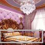 Лилав-златен интериор на спалнята