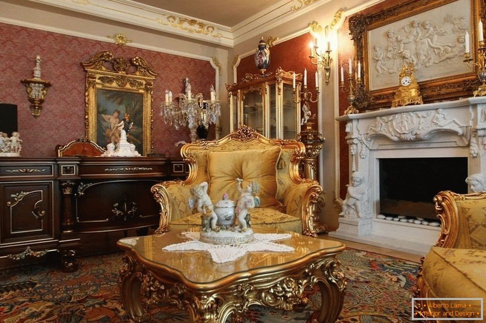 Зала с мебели и златен цветен декор