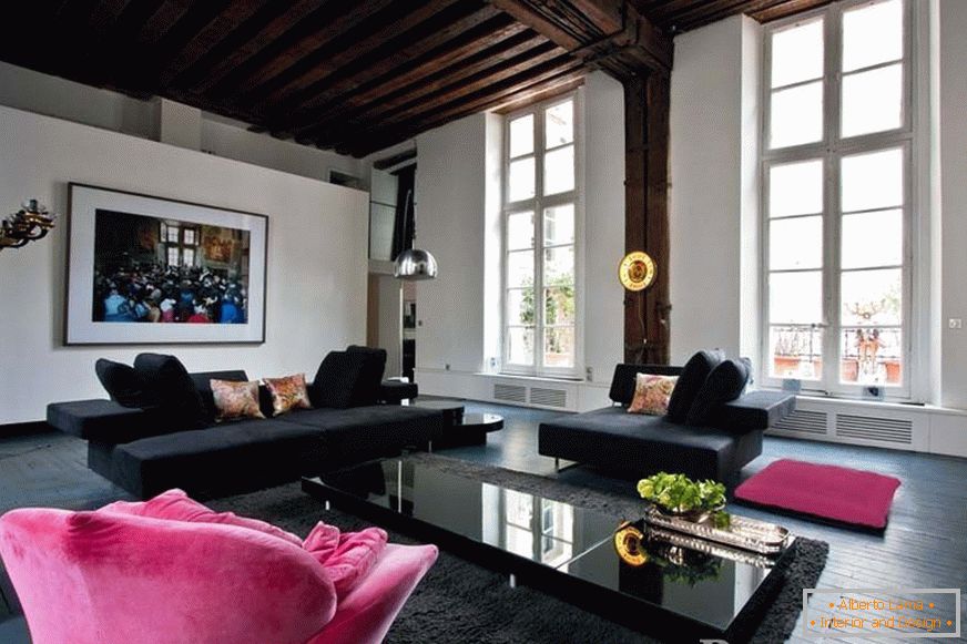 Черни дивани и розово кресло в стаята