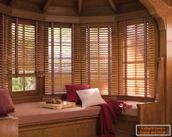 Дървени щори на прозорците създават атмосфера на селска топлина и уют.