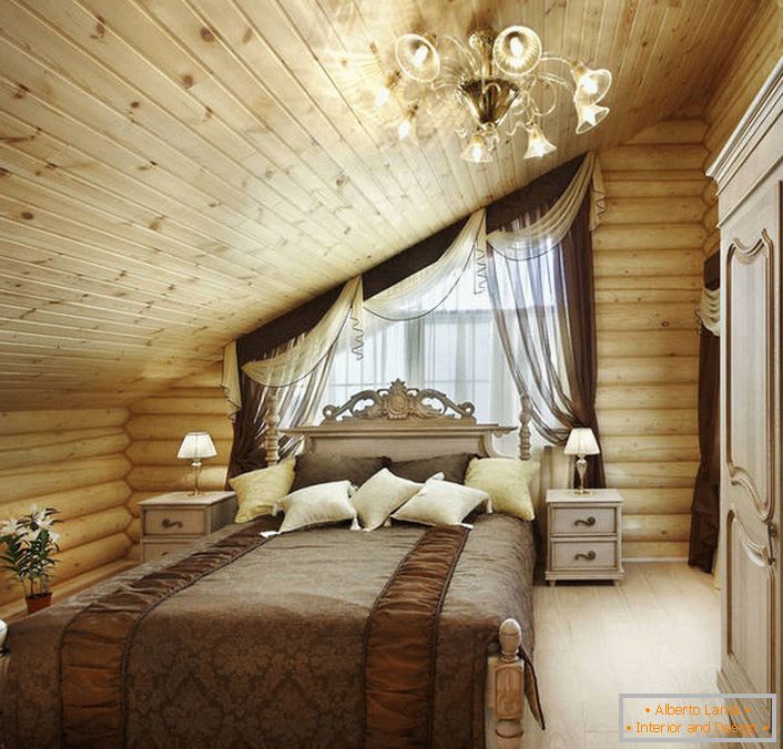 Необичайно решение за спалня в стила на страната. На едно роялно меко легло, създадено по барокови мотиви, изящно се вглежда в общата селска концепция за интериор.