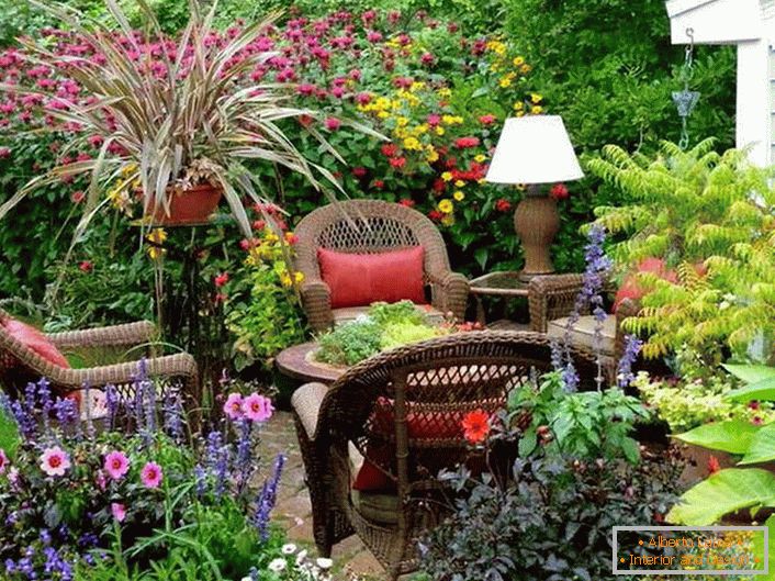 Отдих област в градината в страната стил - чудесна възможност да се отпуснете в природата.