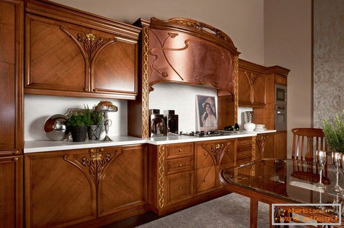 Прекрасен пример за кухня в стил Арт Нуво. Мебелите от естествена дървесина правят интериора привлекателен и изискан.