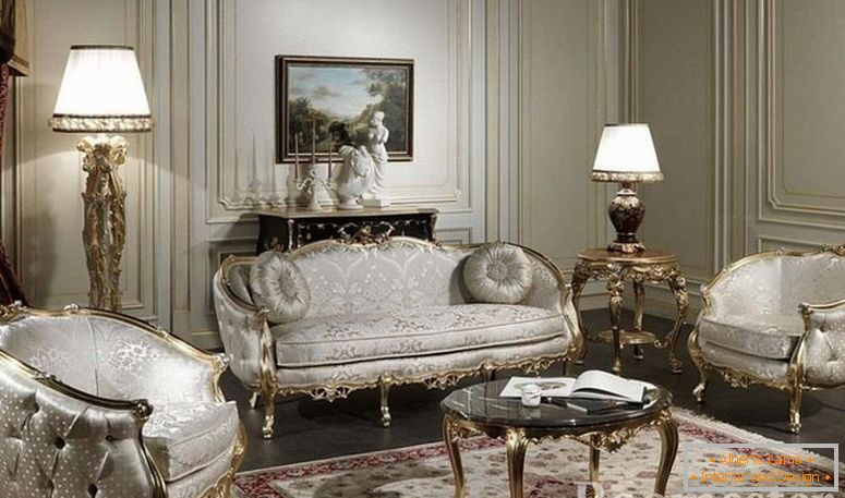 Стая с луксозни мебели и позлата