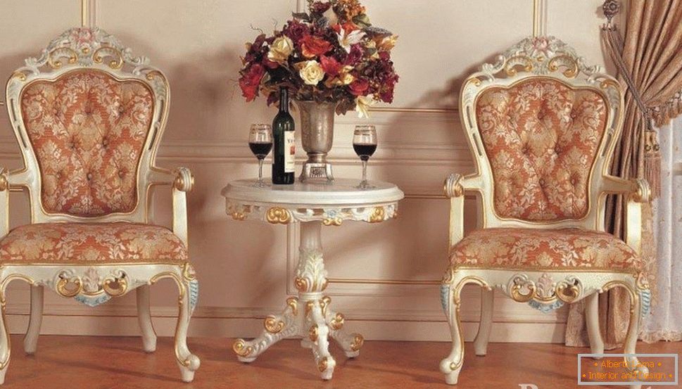 Вино на масата и елегантни столове