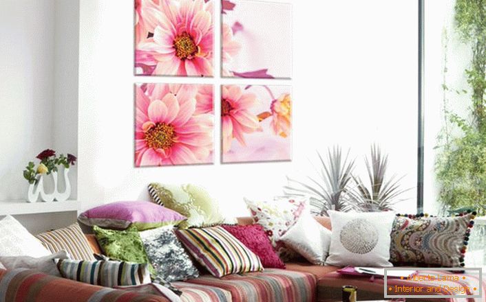 Все по-често собствениците на жилища избират за интериорния дизайн на снимката с цветен печат. Нежно розовите венчелистчета правят атмосферата в стаята романтична и лесна. 