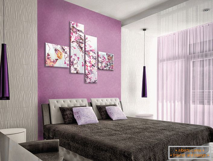 Правилно избраната модулна снимка не претоварва дизайна на спалнята. Дискретните, елегантни съцветия, изобразени на снимката, разреждат строгия, сбит стил на декориране на спалнята.