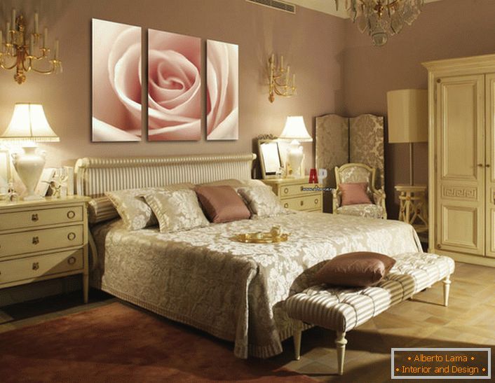 Плодовете на бледо розово се вдигат на модулни картини и допълват луксозния интериор на спалнята в стил 