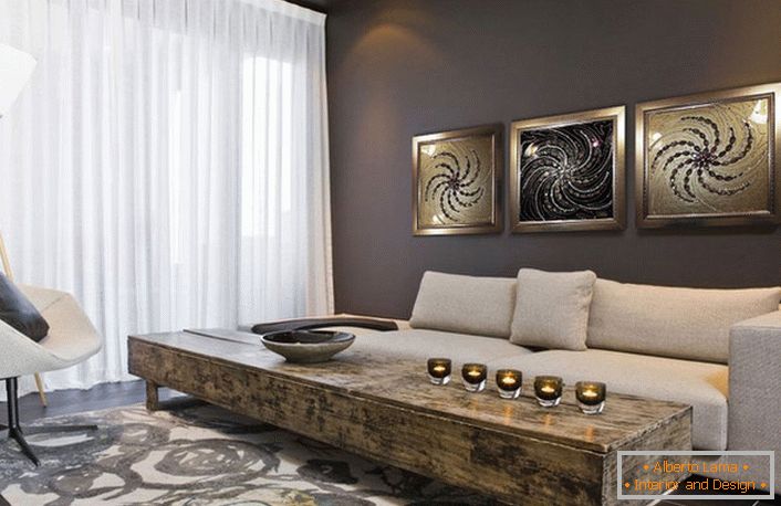 Стаята за гости в стила Арт Деко е украсена с модулни картини, които показват особеностите на слънцето. 