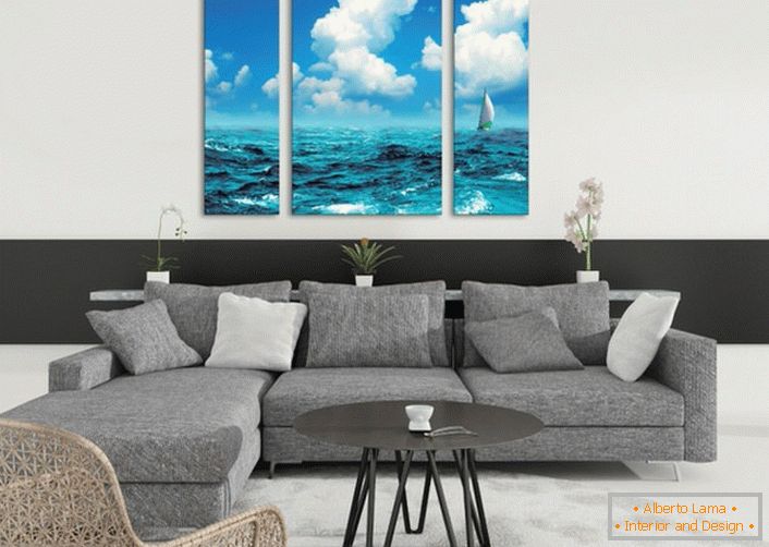Модулните картини с изображението на морето правят ситуацията в хола лека и вълнуваща през лятото. 