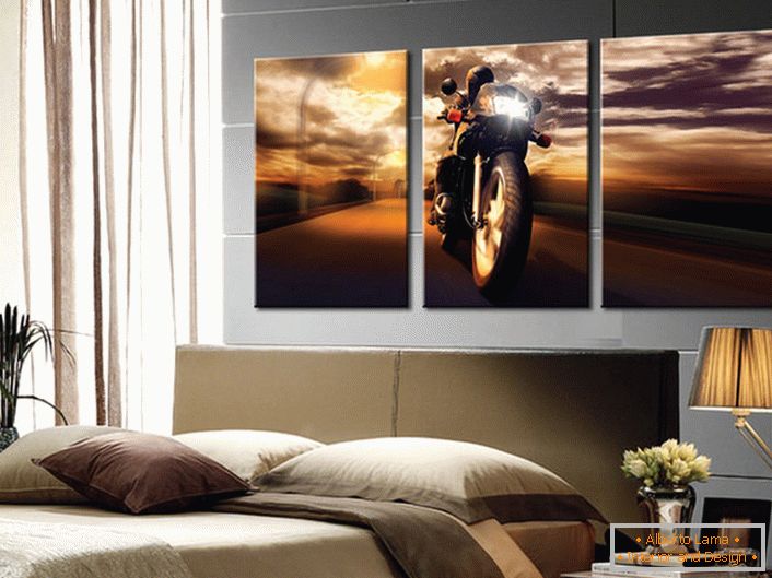 Спалнята на младия ерген е украсена с модулна картина, на която е изобразен мотоциклетист.