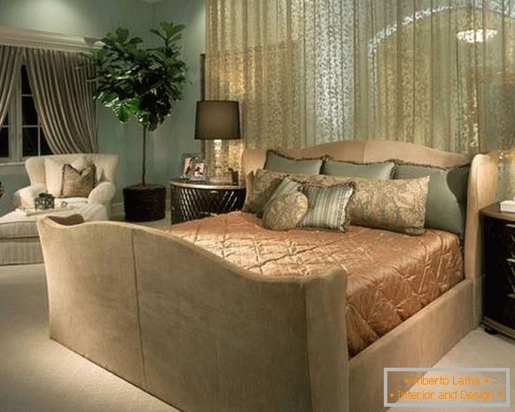 Луксозни прозрачни завеси с шарка в дизайна на спалнята