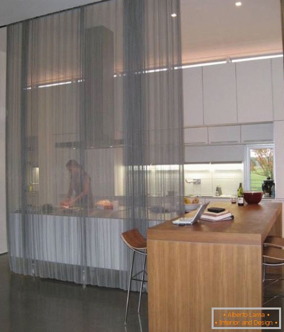 Прозрачни завеси във вътрешността на кухнята снимка