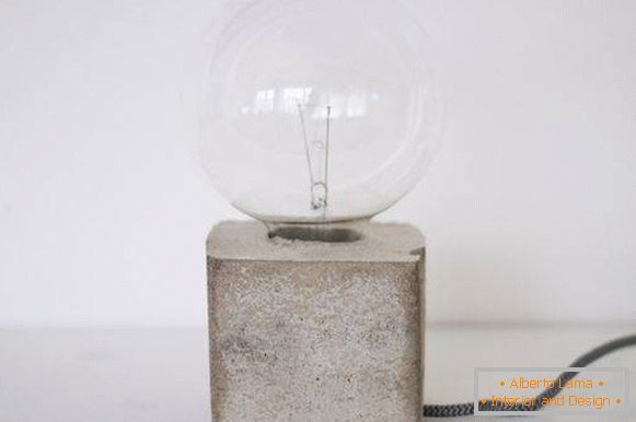 Домашна лампа за маса от цимент