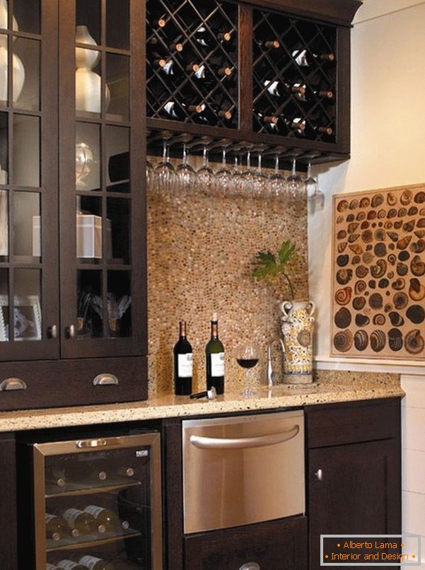 Вградени гардероби за съхранение на вино в кухнята