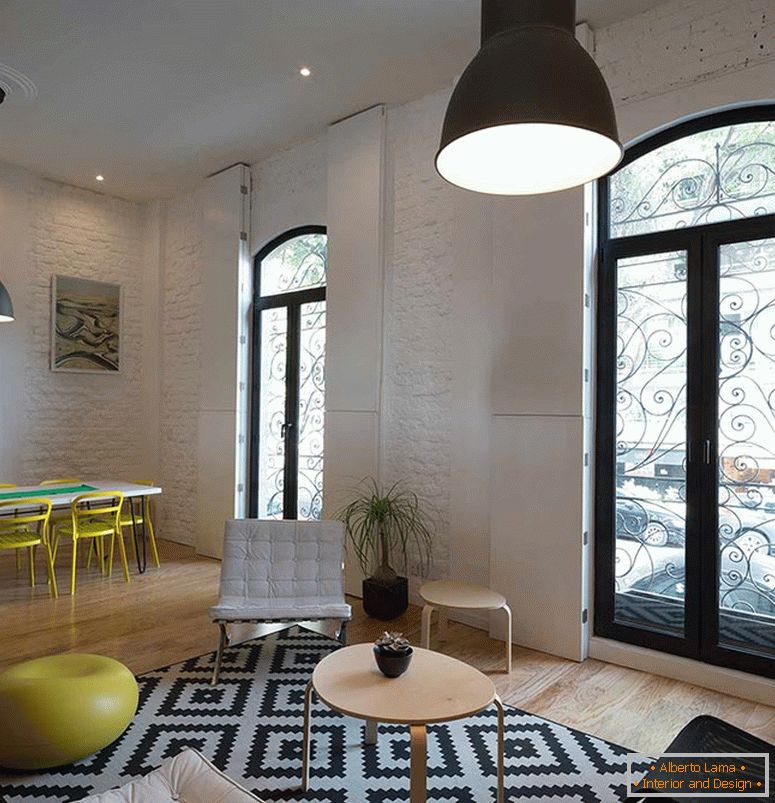 Интериорът на малък едностаен апартамент в чёрно-белом цвете