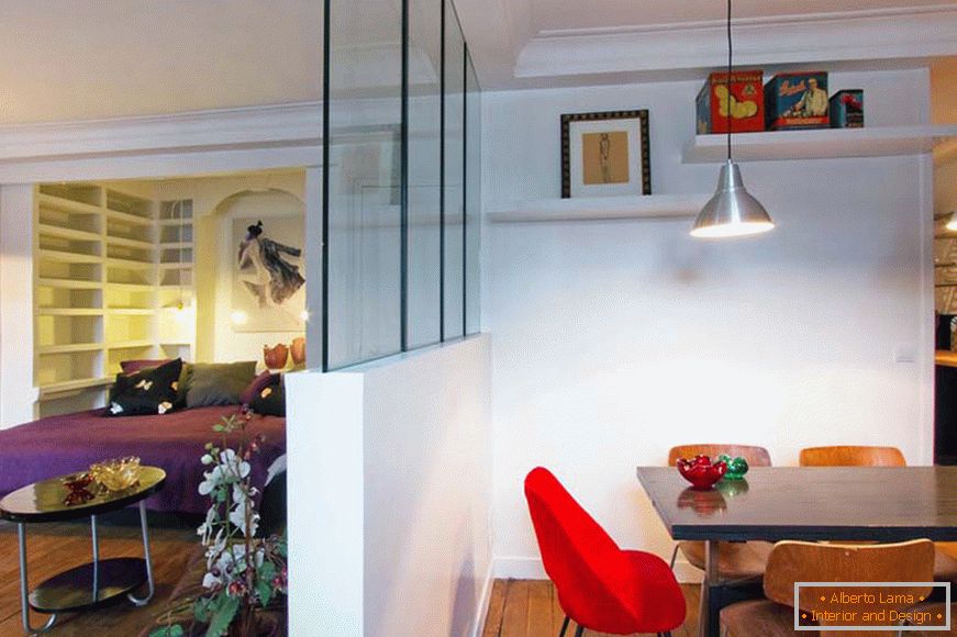 Разпределение между трапезарията и хола на малък студиен апартамент в Париж