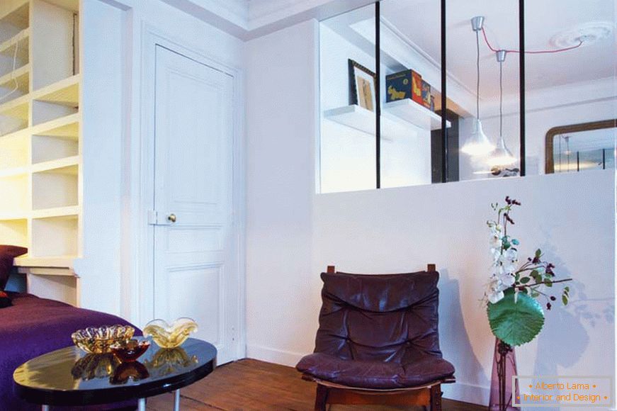 Стъклена преграда в хола на малък студиен апартамент в Париж