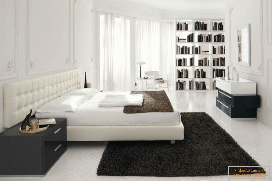 Черният килим на белия спалня