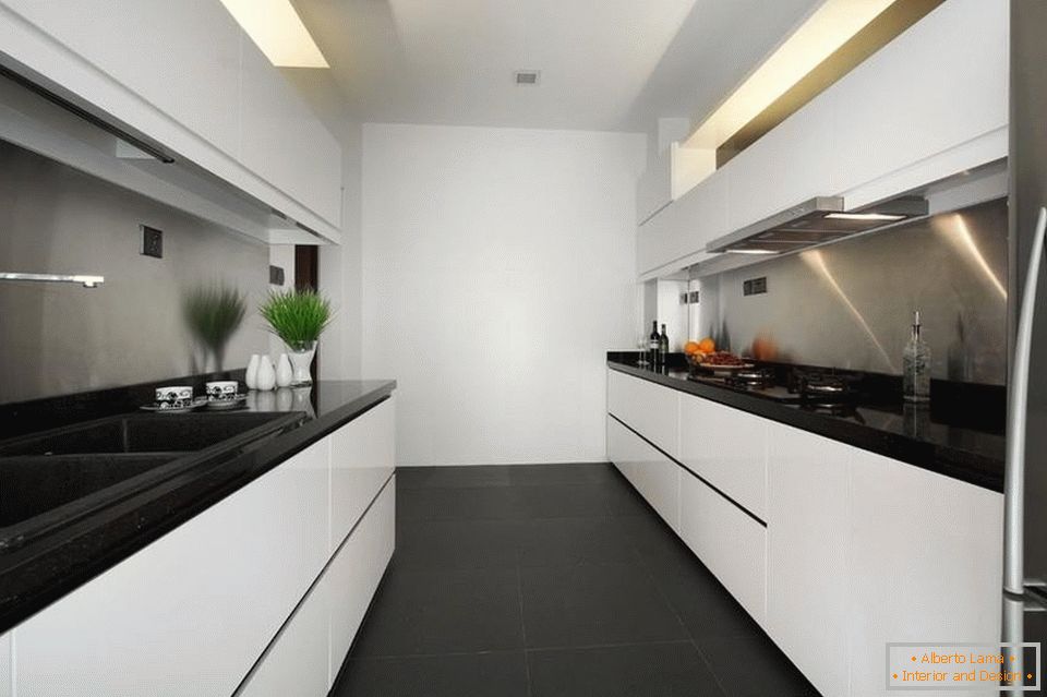 Тясна и дълга бяла кухня с черен под