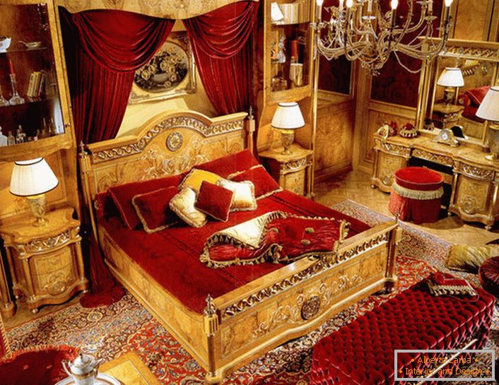 Луксозна спалня в бароков стил в градски апартамент в западната част на Италия.