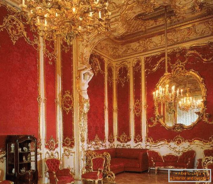 Всекидневната в къщата е добре декорирана с червени мебели. Благородното червено е идеално комбинирано със златни елементи.